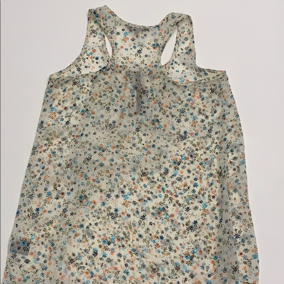 5/$20 Floral sheer sleeveless blouse - Picture 4 of 4
